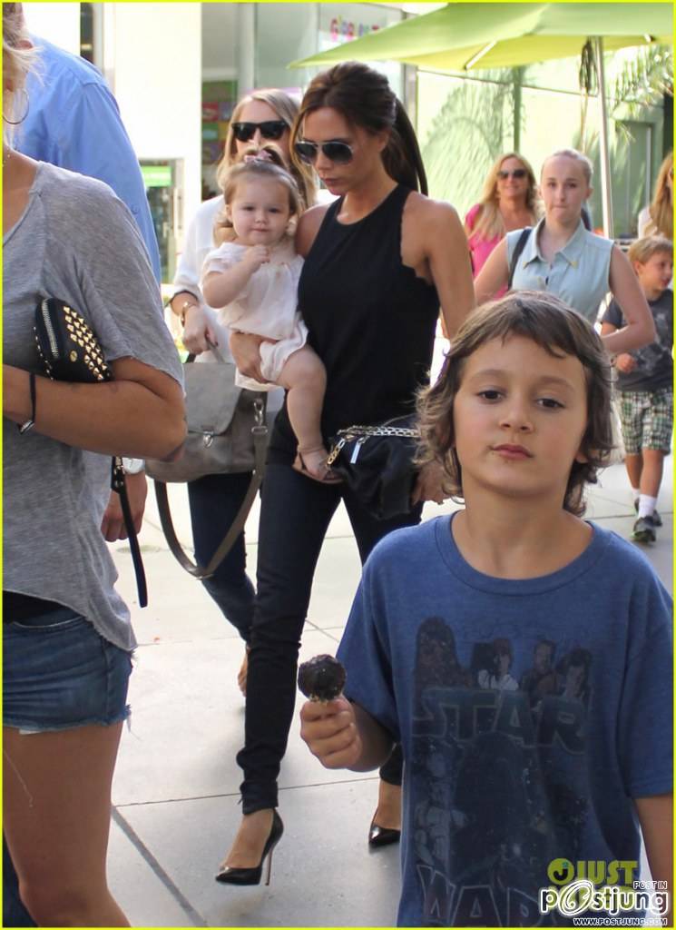 Victoria Beckham: Giggles N' Hugs for Harper!