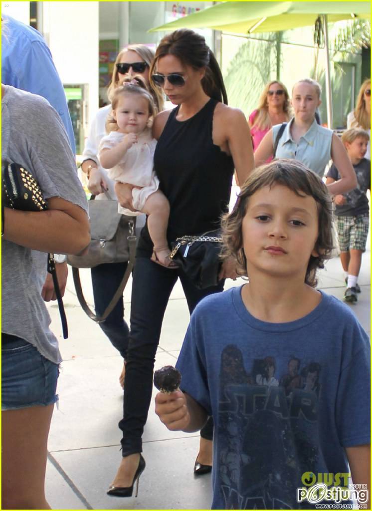 Victoria Beckham: Giggles N' Hugs for Harper!