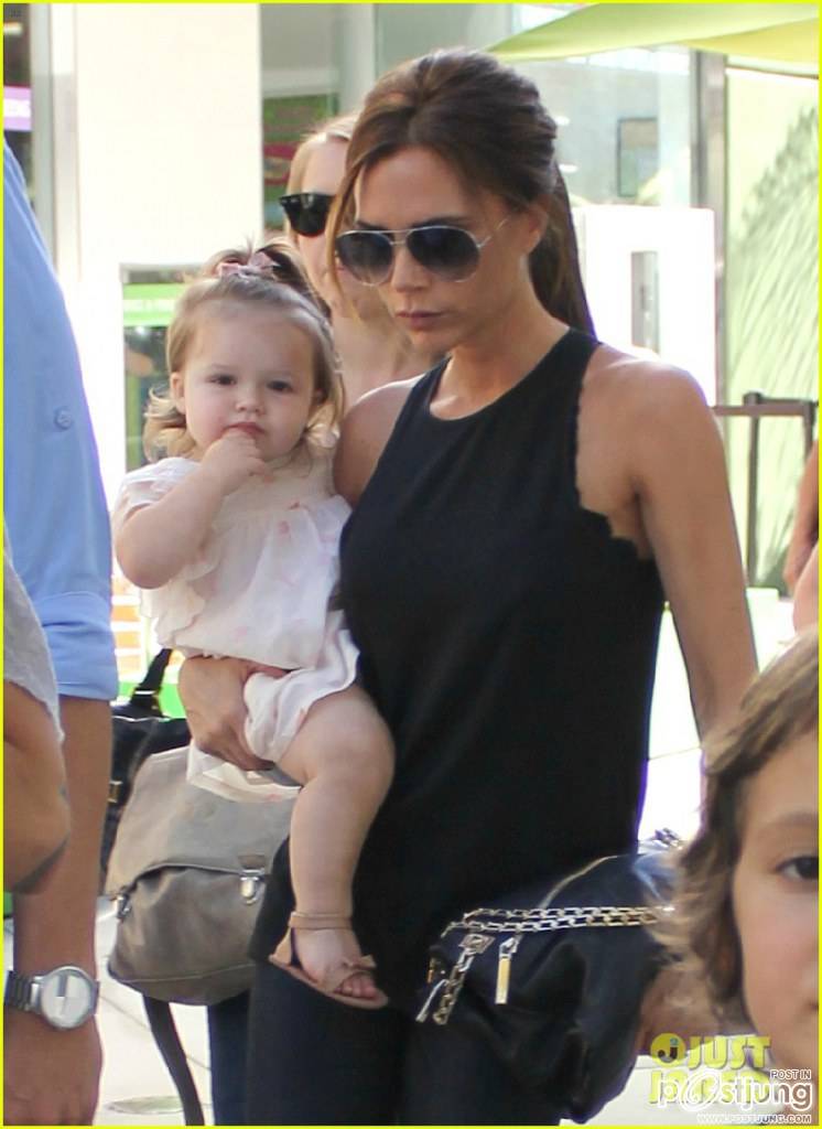 Victoria Beckham: Giggles N' Hugs for Harper!