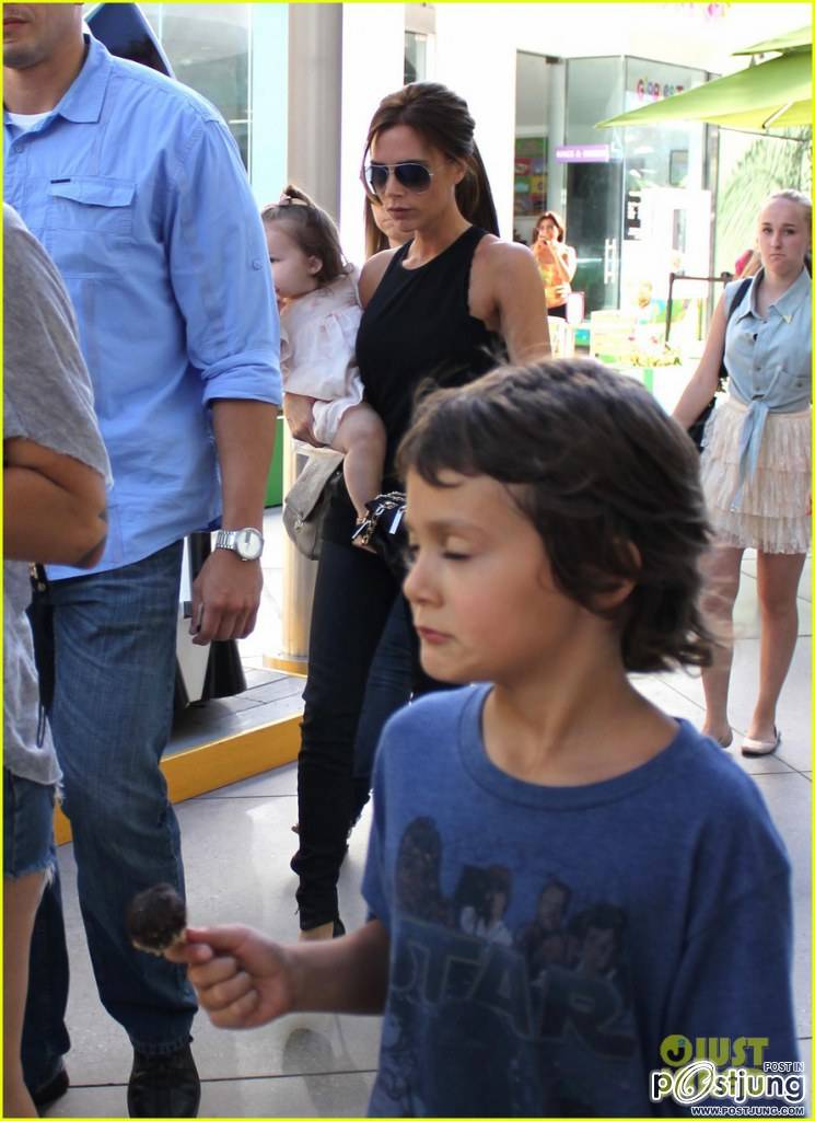 Victoria Beckham: Giggles N' Hugs for Harper!