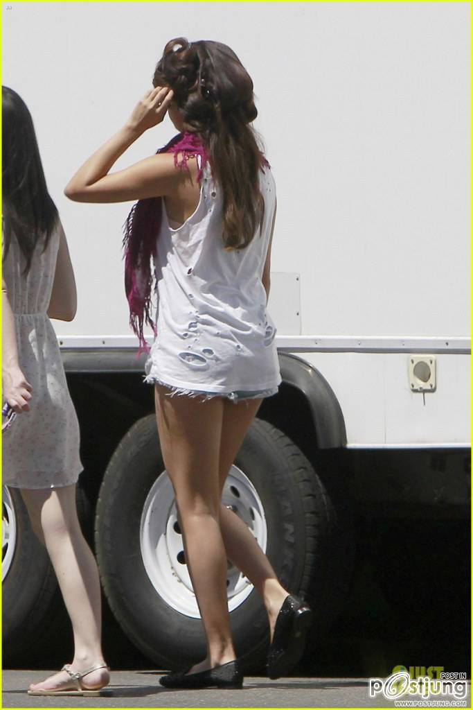 Selena Gomez: 'Feed the Dog' Water Break!