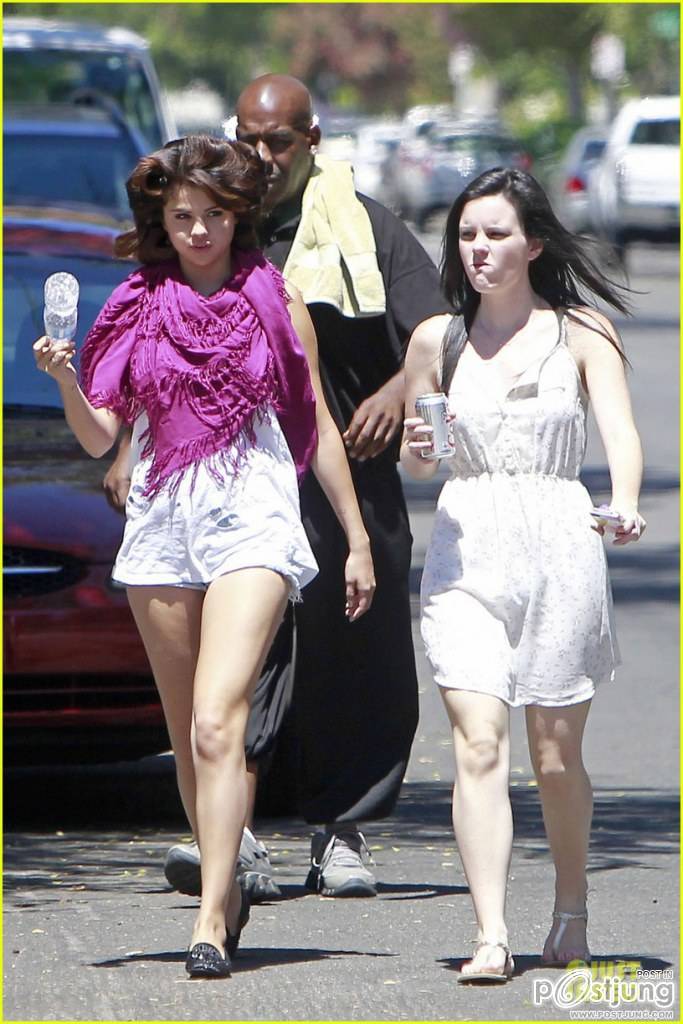 Selena Gomez: 'Feed the Dog' Water Break!
