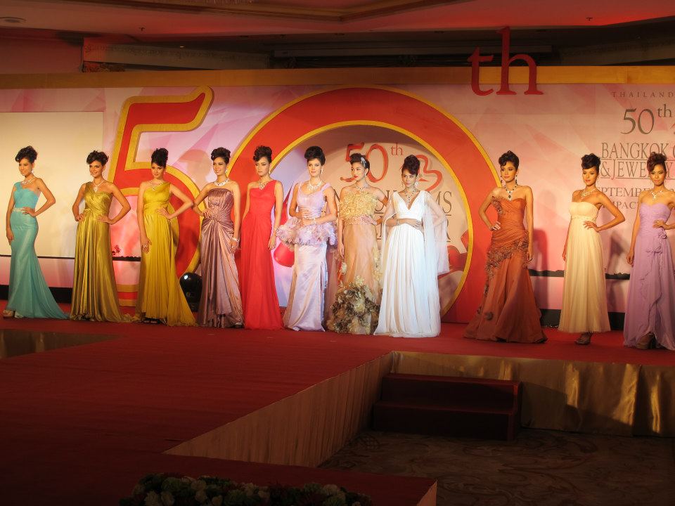 น้องโอปอ รองนางสาวไทย ๒๕๕๓ น้องดาว รองนางสาวไทย ๒๕๕๕ ในแถลงข่าวบางกอกบิวตี้เจมส์ ครั้งที่ ๕๐