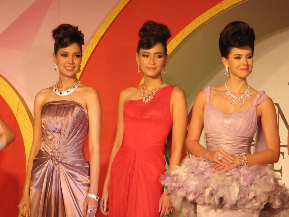 น้องโอปอ รองนางสาวไทย ๒๕๕๓ น้องดาว รองนางสาวไทย ๒๕๕๕ ในแถลงข่าวบางกอกบิวตี้เจมส์ ครั้งที่ ๕๐