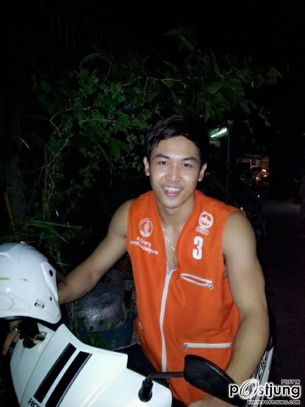 น้องป๋อง พ่อค้าแซ่บข้าวมันไก่