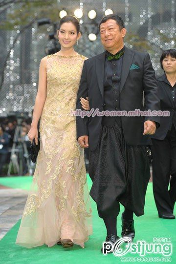 ชุดออกงาน ดาราหญิง