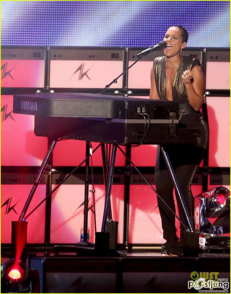 ดารานักร้องเฉิดฉายบนพรมแดง MTV Video Music Awards 2012