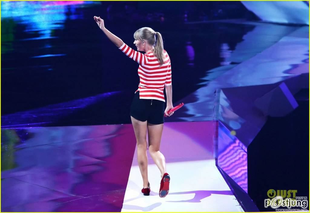ดารานักร้องเฉิดฉายบนพรมแดง MTV Video Music Awards 2012