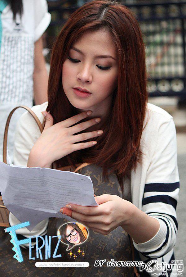 ใบเฟิร์น พิมพ์ชนก ใบเฟิร์น กองถ่ายลูกไม้หลากสี