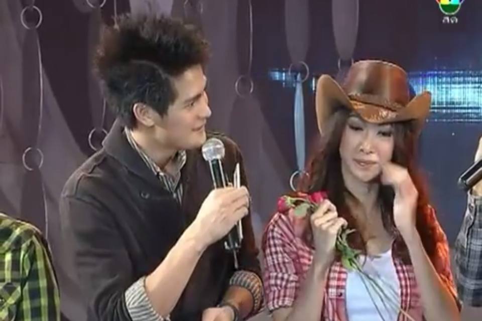 ยุ้ย จีรนันท์เขิลอายอะไรไม่รู้บน 7สีคอนเสิร์ต555