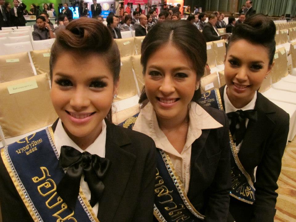 นางสาวไทย ๒๕๕๕ และรองทั้งสอง ร่วมงานแถลงข่าว MOU OTOP PLUS