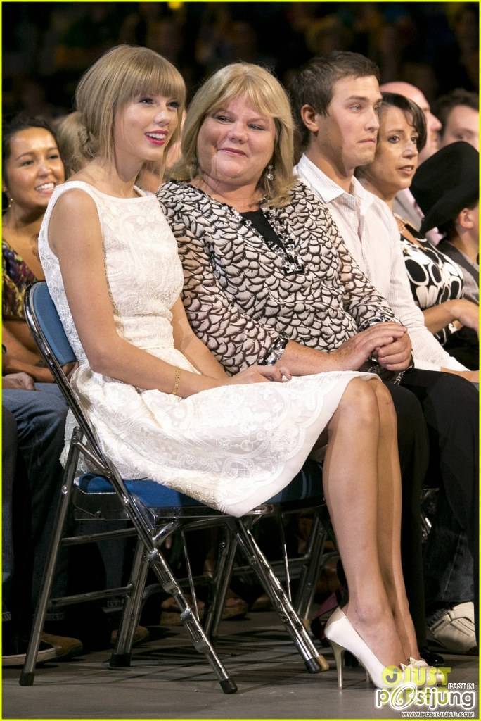 Taylor Swift: Canadian Country Music Awards!