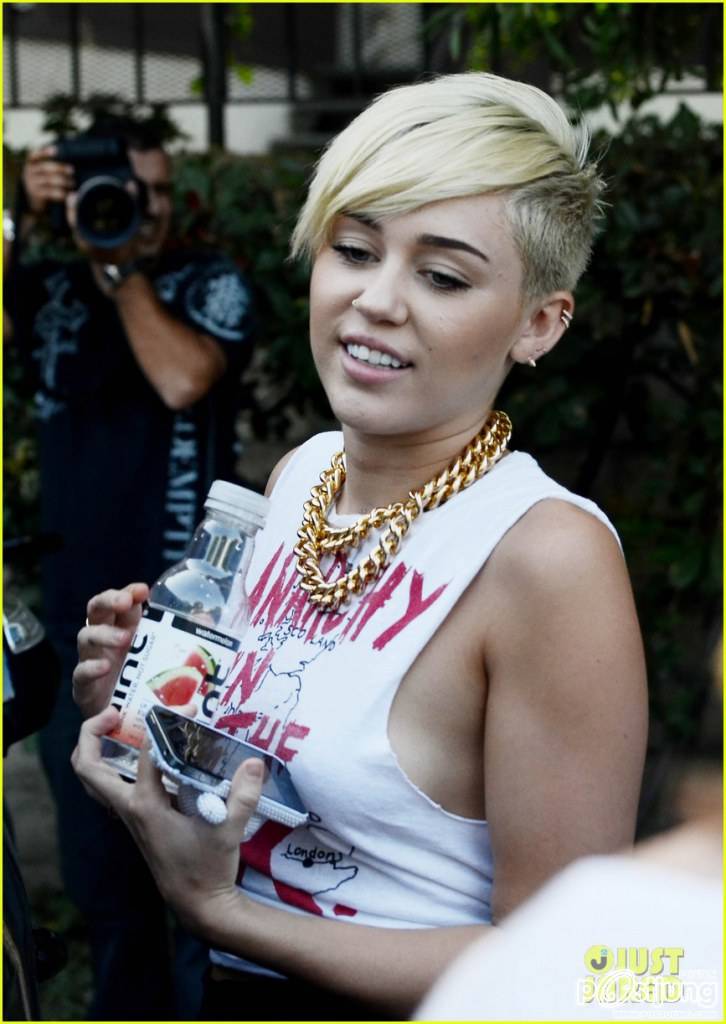 Miley Cyrus & Liam Hemsworth: Whole Foods Couple