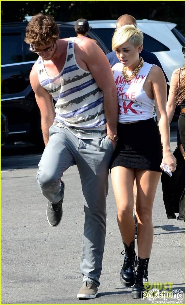 Miley Cyrus & Liam Hemsworth: Whole Foods Couple