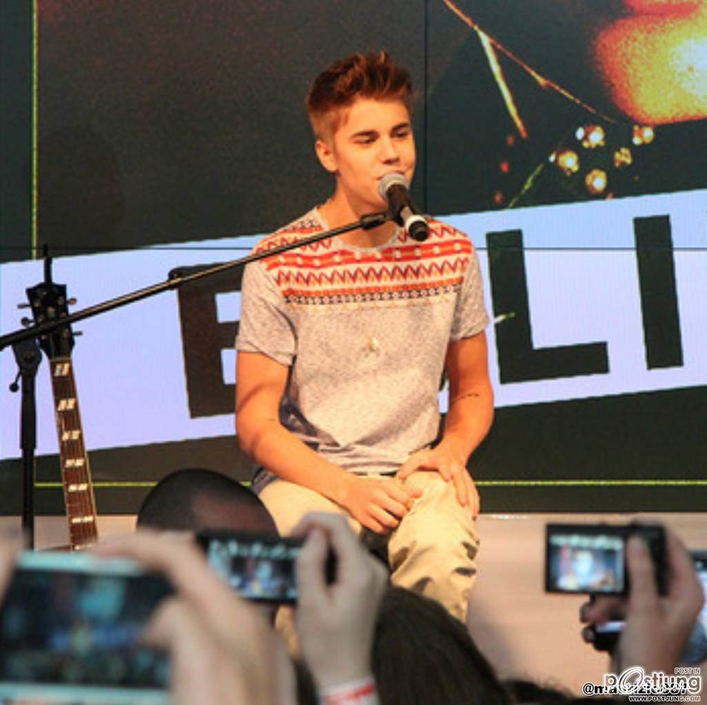 ภาพล่าสุดของ Justin Bieber หล่อๆใสๆ แวะไปเปิดคอนเสิร์ตเล็กๆที่สนามบินแฟรงเฟิร์ท เยอรมัน !!
