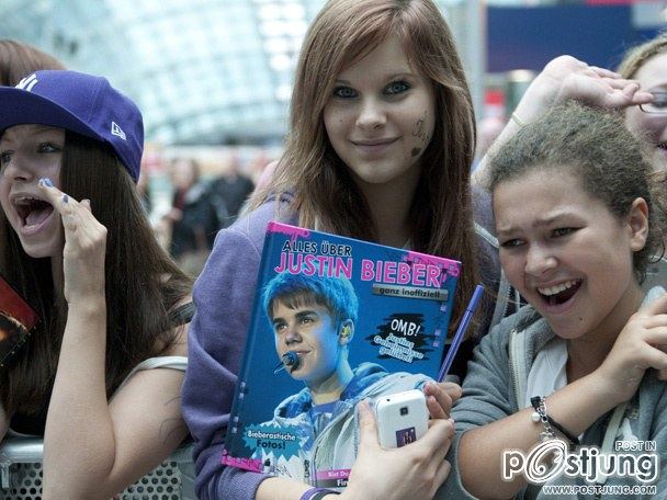 ภาพล่าสุดของ Justin Bieber หล่อๆใสๆ แวะไปเปิดคอนเสิร์ตเล็กๆที่สนามบินแฟรงเฟิร์ท เยอรมัน !!