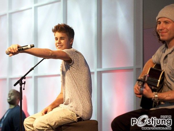 ภาพล่าสุดของ Justin Bieber หล่อๆใสๆ แวะไปเปิดคอนเสิร์ตเล็กๆที่สนามบินแฟรงเฟิร์ท เยอรมัน !!