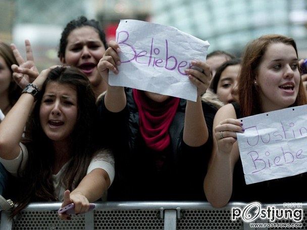 ภาพล่าสุดของ Justin Bieber หล่อๆใสๆ แวะไปเปิดคอนเสิร์ตเล็กๆที่สนามบินแฟรงเฟิร์ท เยอรมัน !!