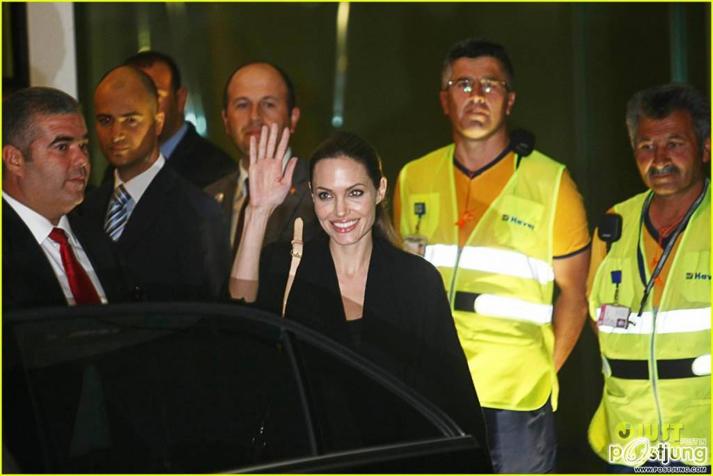 Angelina Jolie Meets Syrian Refugee Children in Turkey