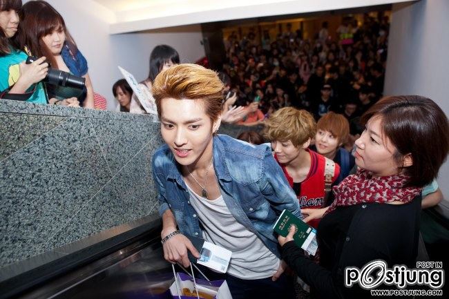 kris EXO M's Kris Heading Back To Korea