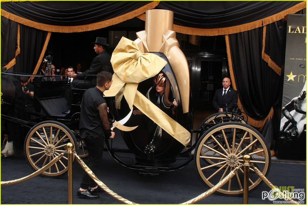 Lady Gaga ที่ Macy's กับงานเปิดตัวน้ำหอม Fame Fragrance Launch!...ขวาสุดคือรอยสักใหม่ตรงท้ายทอยของเธ
