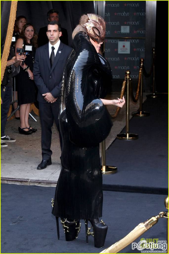 Lady Gaga ที่ Macy's กับงานเปิดตัวน้ำหอม Fame Fragrance Launch!...ขวาสุดคือรอยสักใหม่ตรงท้ายทอยของเธ