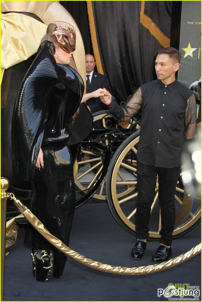 Lady Gaga ที่ Macy's กับงานเปิดตัวน้ำหอม Fame Fragrance Launch!...ขวาสุดคือรอยสักใหม่ตรงท้ายทอยของเธ