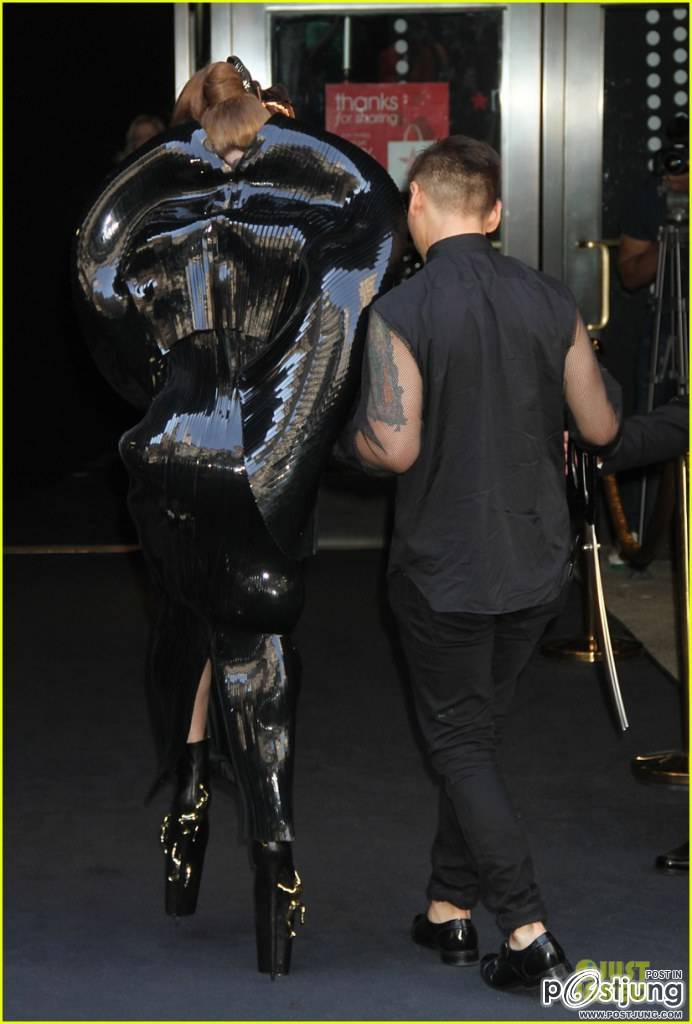 Lady Gaga ที่ Macy's กับงานเปิดตัวน้ำหอม Fame Fragrance Launch!...ขวาสุดคือรอยสักใหม่ตรงท้ายทอยของเธ