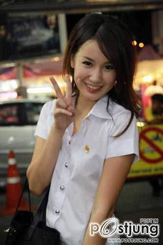 ดาราในชุดนักศึกษา