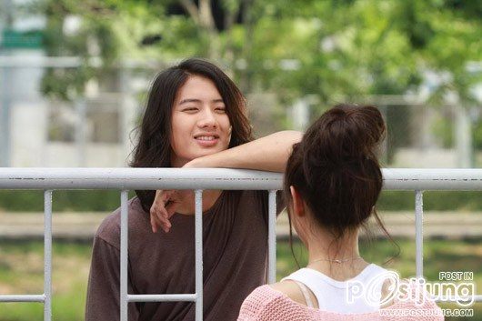 ผู้หญิงคนที่เป้ยืนเฝ้าคือใครเอ่ย???