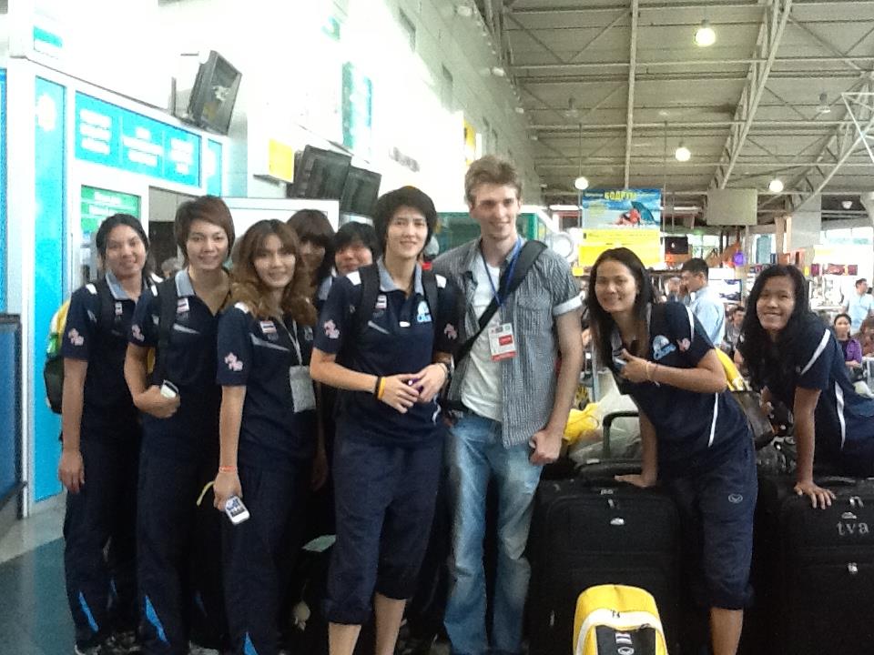 [PIC] บรรยากาศนักตบสาวไทยเดินทางกลับ