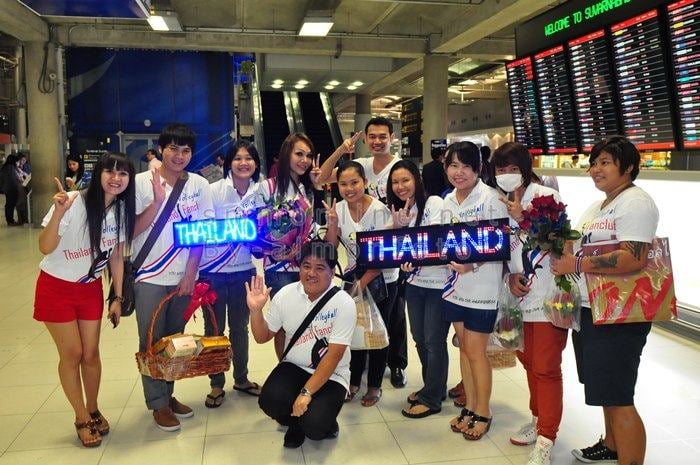 [PIC] วอลเล่ย์บอลสาวไทยกลับถึงเมืองไทยแล้ว