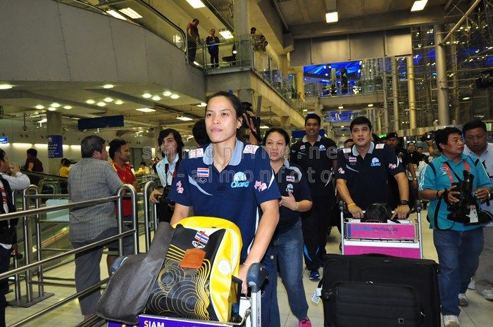 [PIC] วอลเล่ย์บอลสาวไทยกลับถึงเมืองไทยแล้ว
