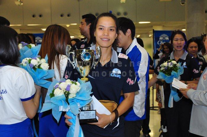 [PIC] วอลเล่ย์บอลสาวไทยกลับถึงเมืองไทยแล้ว