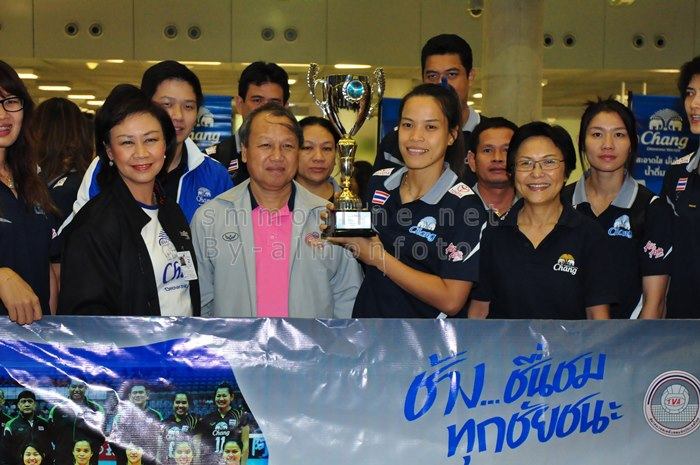 [PIC] วอลเล่ย์บอลสาวไทยกลับถึงเมืองไทยแล้ว