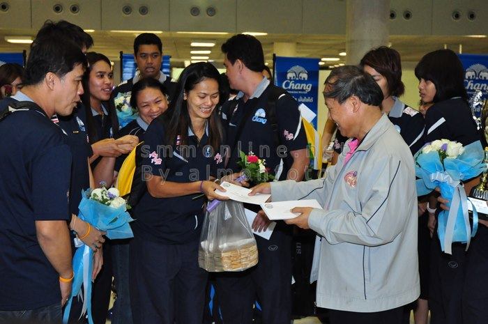 [PIC] วอลเล่ย์บอลสาวไทยกลับถึงเมืองไทยแล้ว