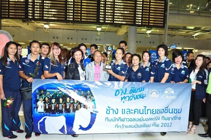 [PIC] วอลเล่ย์บอลสาวไทยกลับถึงเมืองไทยแล้ว