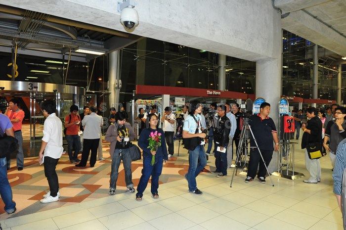 [PIC] วอลเล่ย์บอลสาวไทยกลับถึงเมืองไทยแล้ว