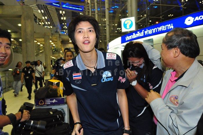 [PIC] วอลเล่ย์บอลสาวไทยกลับถึงเมืองไทยแล้ว
