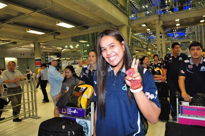 [PIC] วอลเล่ย์บอลสาวไทยกลับถึงเมืองไทยแล้ว