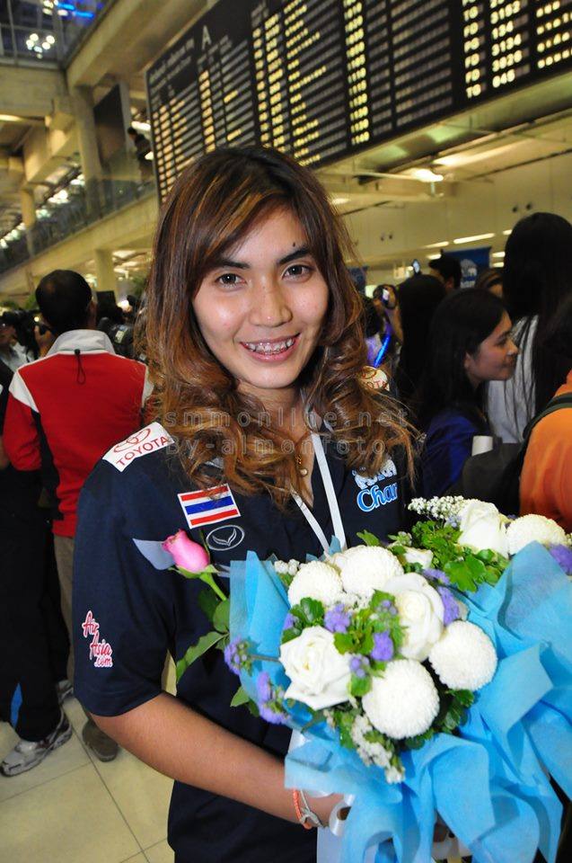 [PIC] วอลเล่ย์บอลสาวไทยกลับถึงเมืองไทยแล้ว