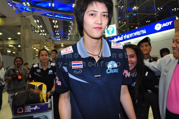 [PIC] วอลเล่ย์บอลสาวไทยกลับถึงเมืองไทยแล้ว