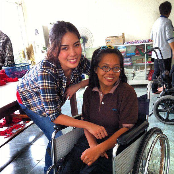 กิ๊ฟซ่า บำเพ็ญประโยชน์ช่วยคนพิการ น่ารักจ้า