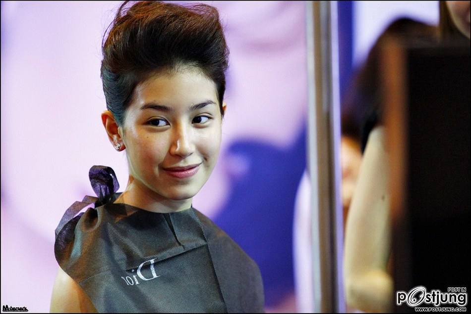 มิ้นท์ ชาลิดา @ เป็นแบบให้แต่งหน้า Dior, Central Bangna
