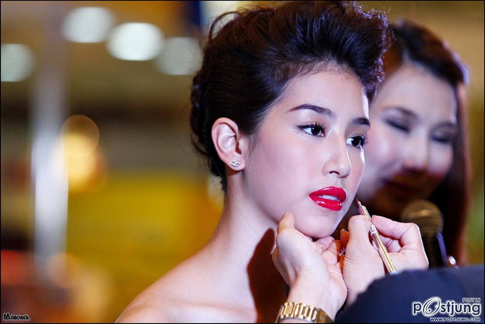 มิ้นท์ ชาลิดา @ เป็นแบบให้แต่งหน้า Dior, Central Bangna