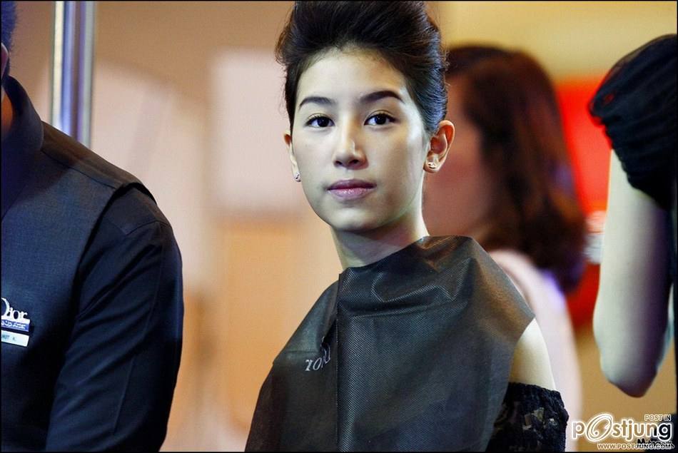 มิ้นท์ ชาลิดา @ เป็นแบบให้แต่งหน้า Dior, Central Bangna