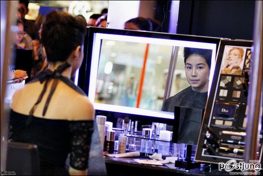 มิ้นท์ ชาลิดา @ เป็นแบบให้แต่งหน้า Dior, Central Bangna