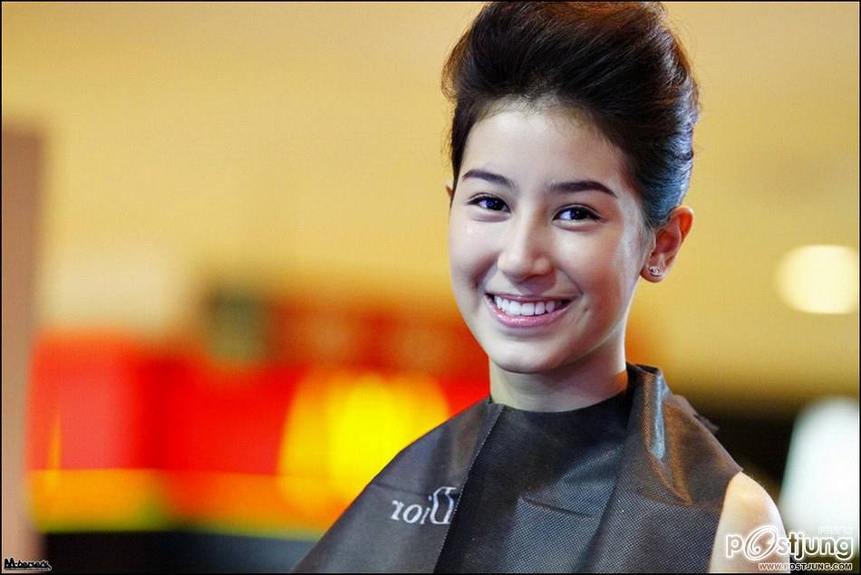 มิ้นท์ ชาลิดา @ เป็นแบบให้แต่งหน้า Dior, Central Bangna
