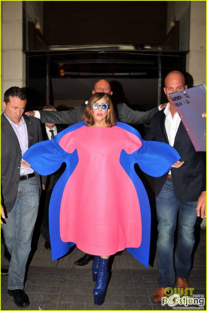 Lady Gaga: Oversized Pink & Blue Dress in France!
