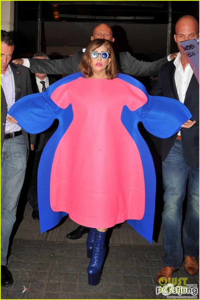 Lady Gaga: Oversized Pink & Blue Dress in France!
